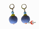 Pendientes de fieltro, bola azul y celeste.