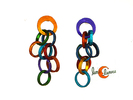 Oana Millet, joyas de aluminio. Pendiente mediano muchos aros entrelazados multicolor.