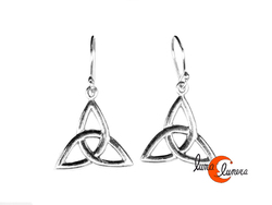 Pendiente de plata estilo celta, mediano con forma de triqueta simple.