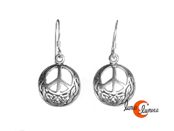 Pendiente de plata estilo celta, pequeño símbolo de la paz.