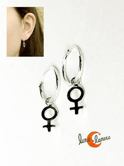 Aros pequeños de plata con adorno colgando. Símbolo de la mujer.