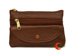 Monederos de piel morgado. Monedero pequeño con solapa. Color café de piel rugosa.