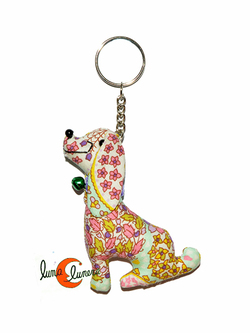 Llaveros con animales de tela, perro sentado verde con florecillos.