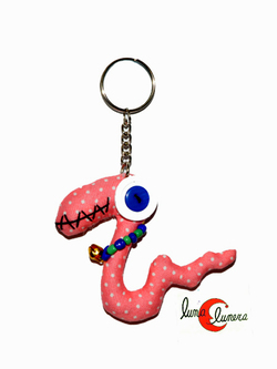 Llaveros con animales de tela, lombriz rosa con lunares.