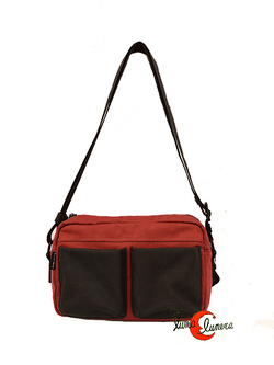 Bolso K231 de la casa Kilroy,  bandolera mediana de loneta con bolsillos, color rojo.