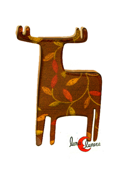 Broche con alce marrón y dorado.