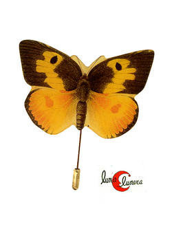 Broche de aguja con mariposa amarilla.