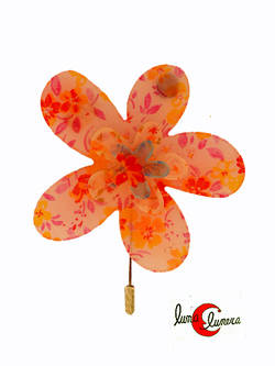 Broche de aguja con flor grande transparente en tonos rosa.