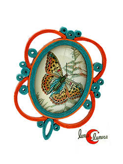 Broche de papel y cristal con mariposa.