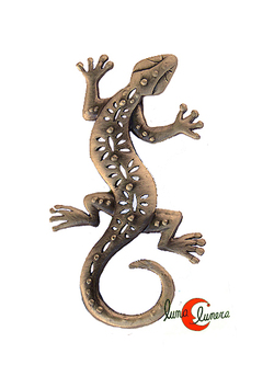 Broche de metal con forma de lagartija, color plateado.