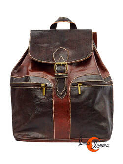 Mochila de cuero marroquí. Mochila grande combinada de dos marrones. Bolsillos oscuros.