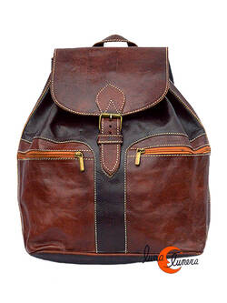 Mochila de cuero marroquí. Mochila grande combinada de dos marrones. Bolsillos claros.