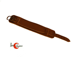 Pulsera de cuero  doble ancho con cierre de hebilla. Marrón.