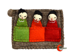 Monedero grande de fieltro con marionetas de dedo, las tres amigas.
