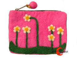 Monedero grande de fieltro, margaritas rosa.