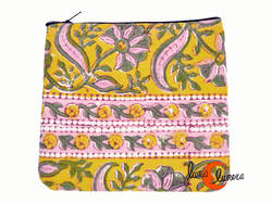 Monedero de tela de algodón india, grande con cremallera. Flores verdes y rosas sobre fondo amarillo.