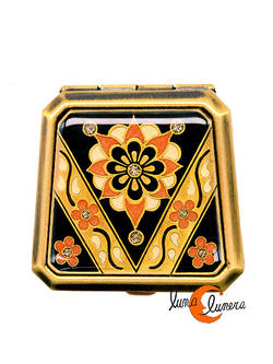 Pastillero de metal esmaltado, metal oro viejo, piramidal negro y dorado.