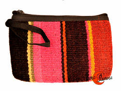 Estuche o neceser de telas de colores con telas antiguas bolivianas con cremallera. Franjas verticales.