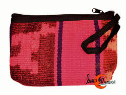Estuche o neceser de telas de colores con telas antiguas bolivianas con cremallera. Fucsia con dibujos.
