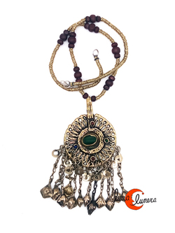 Collares India. Collar con medallón antiguo dorado con flecos, cristales y bolitas de madera.