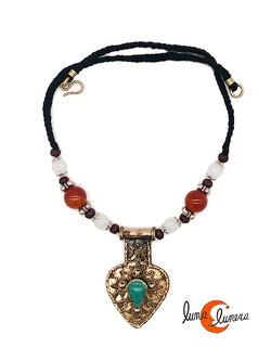 Collares India. Collar tipo gargantilla con piedras y colgante estilo antiguo dorado con forma de gota con turquesa.
