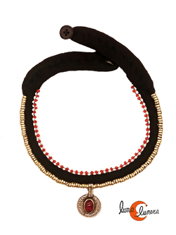 Collares India. Gargantilla estilo antiguo montada sobre tela negra de algodón con piezas doradas y moneda de plata.
