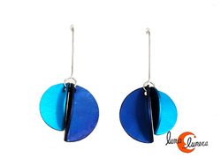 Oana Millet, joyas de aluminio. Pendiente mediano mitad y mitad azul y turquesa.