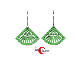 Silvereira, pendiente de madera calada, de una pieza mini abanico verde.