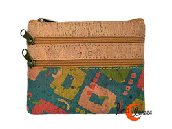 Corcho. Monedero mediano rectangular con dos cremalleras por delante. Azul cuadros y puntitos.