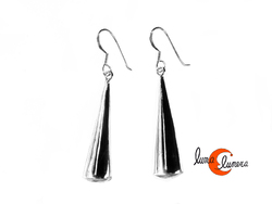 Pendientes de plata. Pendiente grande con forma de cono largo.