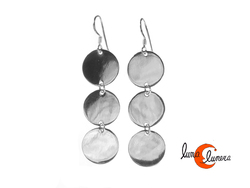 Pendientes de plata. Pendiente largo con tres chapas redondas de plata lisa.