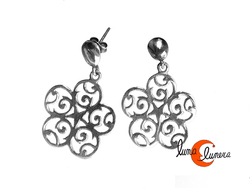 Pendientes de plata. Pendiente de flor calada con cierre de tuercas.