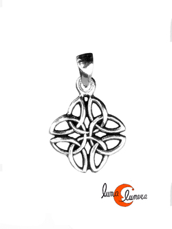 Colgante de plata estilo celta. Colgante rombo con nudo celta.