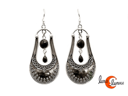 Pendientes de plata y piedra. Pendientes grandes con onix negro y filigana.