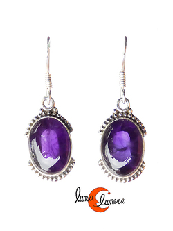 Pendientes de plata y piedra. Pendientes con piedra morada amatista grande ovalada y bolitas de plata.
