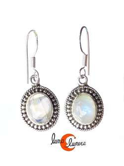 Pendientes de plata y piedra. Pendientes con piedra luna labradorita ovalada rodeada de bolitas de plata.