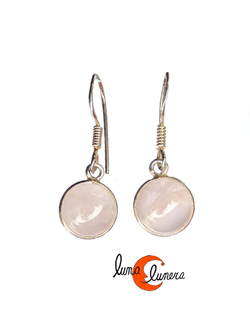 Pendientes de plata y piedra. Pendientes pequeños sencillos con piedra natural cuarzo rosa redonda.