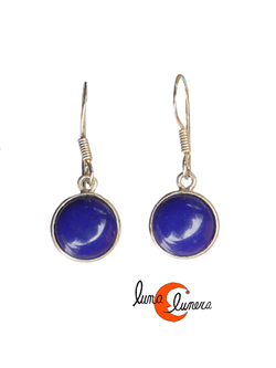 Pendientes de plata y piedra. Pendientes pequeños sencillos con piedra natural azul lápiz lázuli redonda.