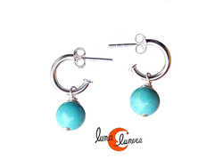 Pendientes de plata y piedra. Pendientes de aro pequeño con tuerca y bolita turquesa colgando.