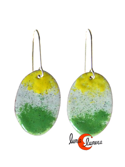Pendientes de cobre esmaltado. Ovalado verde, blanco amarillo.