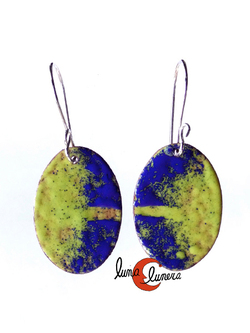 Pendientes de cobre esmaltado. Ovalado amarillo y azul con raya.