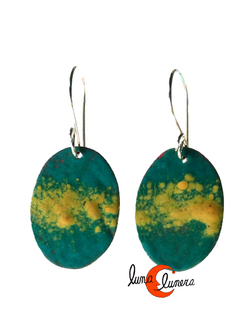 Pendientes de cobre esmaltado. Ovalado verde petróleo y amarillo.
