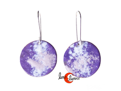 Pendientes de cobre esmaltado. Círculo morado, lila y blanco.