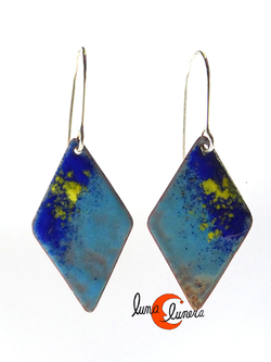 Pendientes de cobre esmaltado. Rombo azules y amarillo.