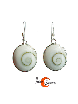 Pendientes de plata y caracola ojo de shiva. Ovalado mediano. 
