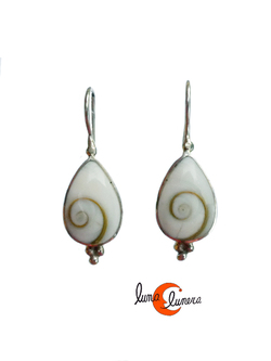 Pendientes de plata y caracola ojo de shiva. Gancho rígido, gota.