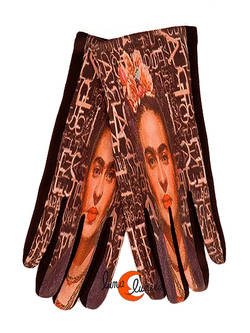 Guantes con imágenes de cuadros famosos, retrato de Frida Kahlo sobre letras.