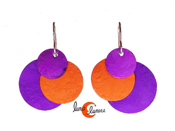 Oana Millet, joyas de aluminio. Pendiente mediano tres círculos, morado y cobre.