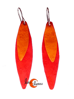 Oana Millet, joyas de aluminio. Pendiente grande doble hoja de olivo, rojo y cobre.