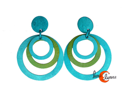 Oana Millet, joyas de aluminio. Pendiente grande con tuerca triple aro, turquesa y verde.